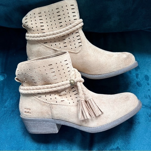 BILLABONG FAUX SUEDE LASERCUT TASSELS ANKLE BOOTIE SIZE 7.5 EUC - Picture 2 of 11